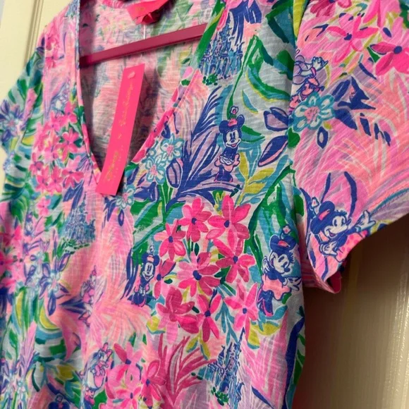 NWT Lilly Pulitzer X Disney Parks Etta V-Neck Tee Disney Dreamin’ MED Limited Ed - Picture 6 of 13